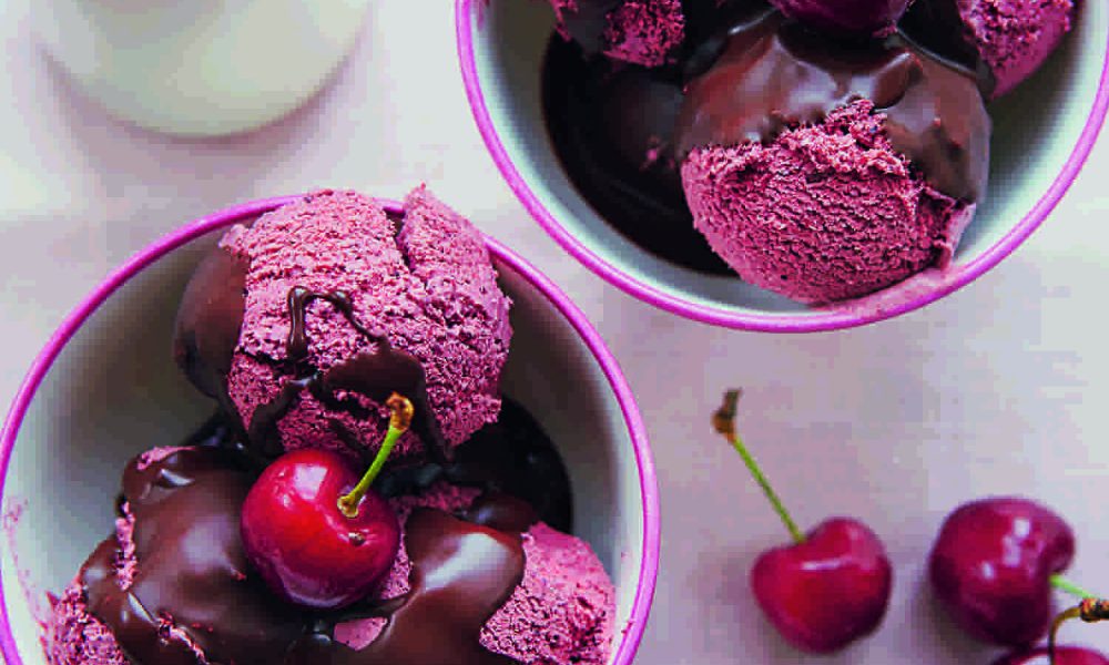 Cremoso helado de frutas del bosque con bayas frescas o congeladas