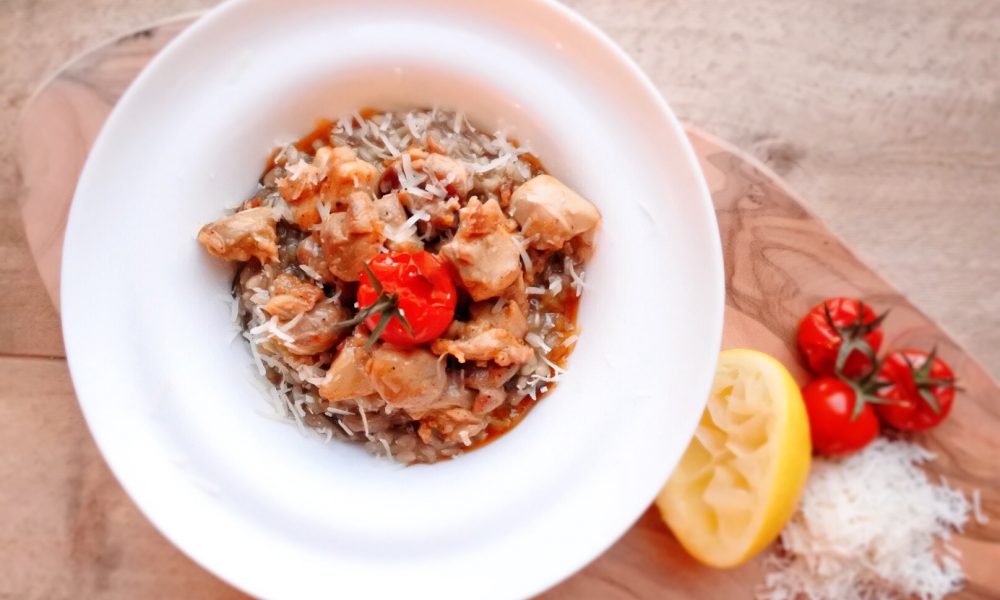 Arroz integral cremoso con jugoso pollo al limón, berenjena y tomatitos asados