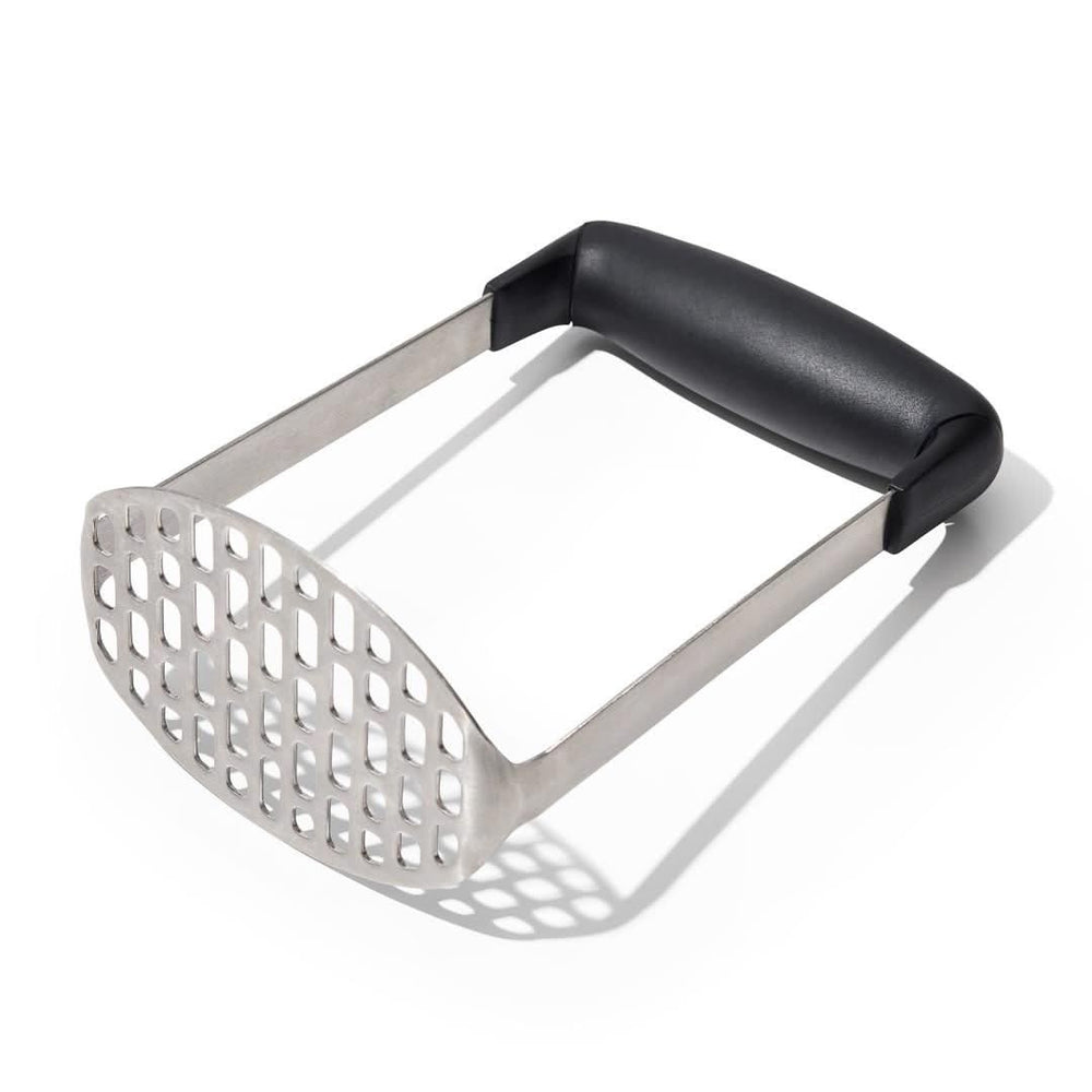 Machacador de patatas OXO Good Grips con mango horizontal