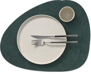 LIND DNA Manteles Individuales Nupo - Cuero - Verde Oscuro - Curvado - 44 x 37 cm - 2 Piezas