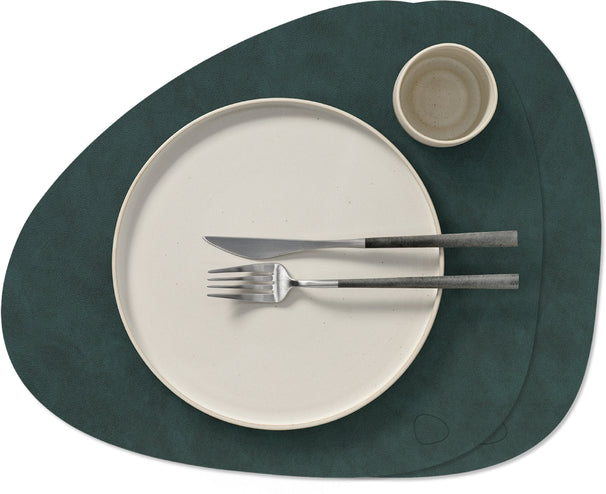 LIND DNA Manteles Individuales Nupo - Cuero - Verde Oscuro - Curvado - 44 x 37 cm - 2 Piezas