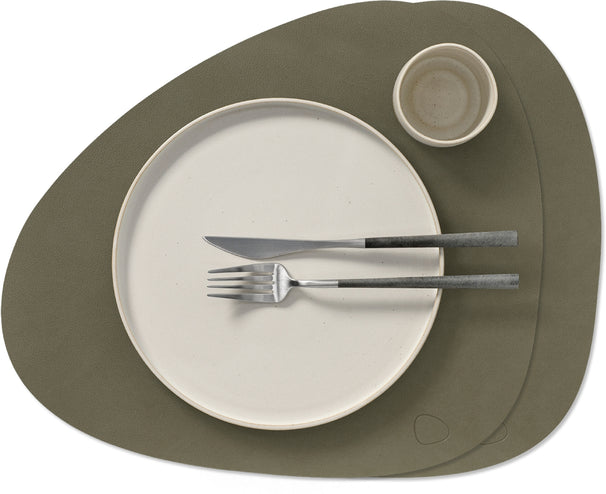 LIND DNA Manteles Individuales Nupo - Cuero - Verde Militar - Curvado - 44 x 37 cm - 2 Piezas