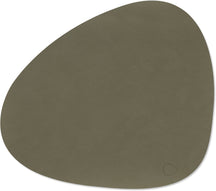 LIND DNA Manteles Individuales Nupo - Cuero - Verde Militar - Curvado - 44 x 37 cm - 2 Piezas