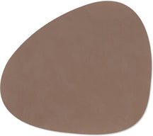 LIND DNA Manteles individuales Nupo - Cuero - Trufa - Curvado - 44 x 37 cm - 2 piezas