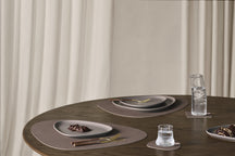 LIND DNA Manteles individuales Nupo - Cuero - Trufa - Curvado - 44 x 37 cm - 2 piezas