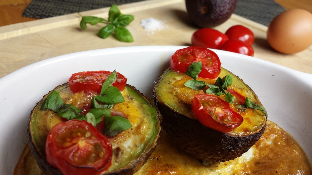 Un plato sano y rápido con aguacate, huevo y tomate al horno