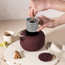BerlingerHaus Tetera con Filtro de Acero Inoxidable - Hierro Fundido Mate Burdeos - 1 Litro