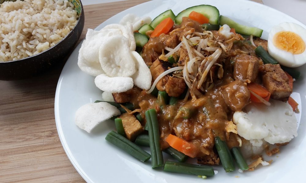 Una colorida ensalada indonesia con salsa de cacahuete cremosa