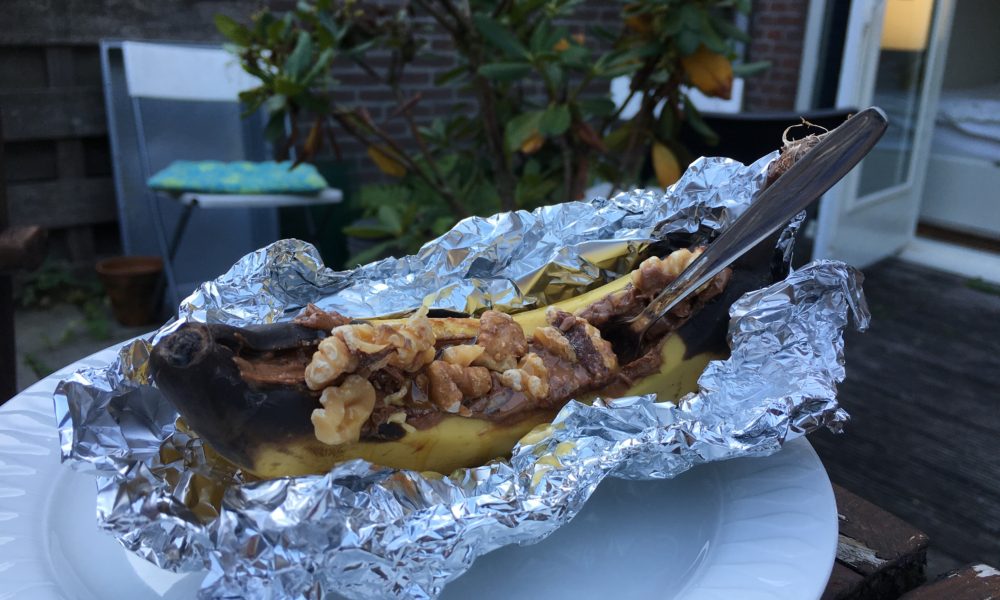 Chocolate fundido, plátano tierno y nueces saladas a la parrilla