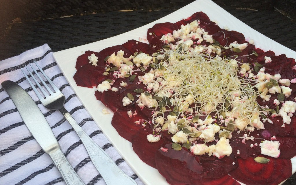 Una ensalada fresca y colorida con queso de cabra cremoso y una vinagreta dulce de frambuesa