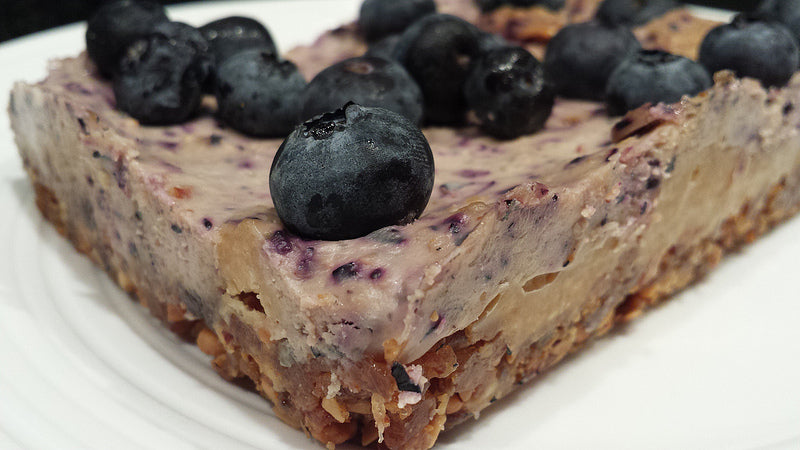 Una tarta cremosa, sin horno, con una base natural de dátiles y almendras