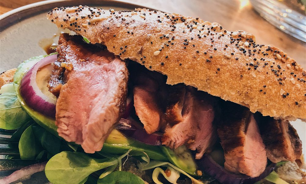 Un bocadillo de lujo con jugosa pechuga de pato, aguacate y aderezo de ketjap