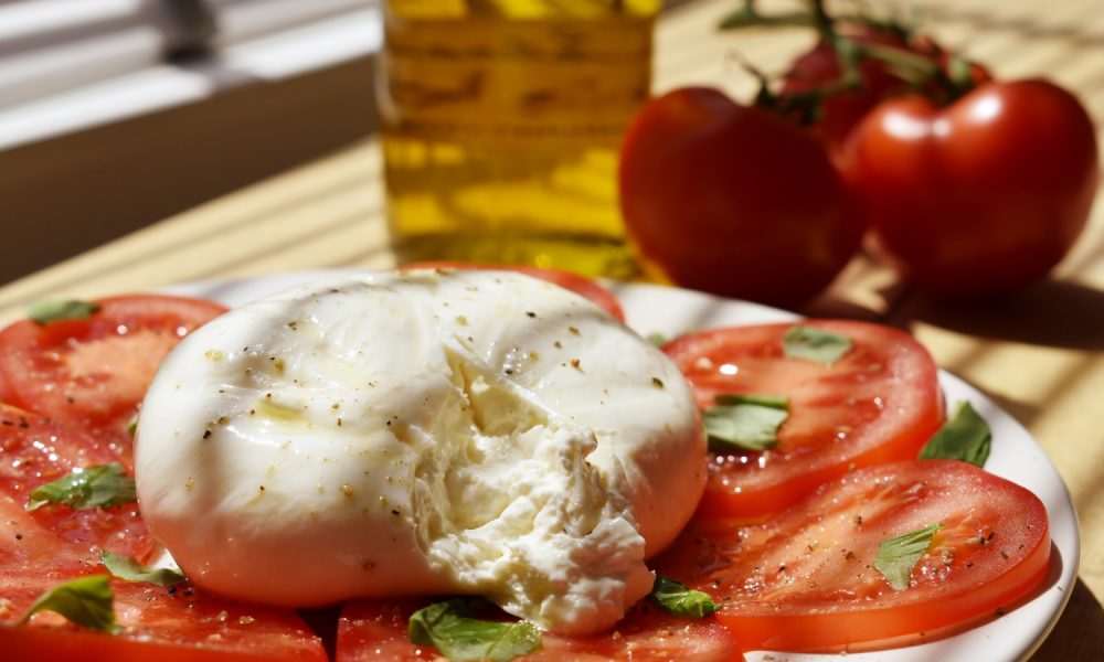 Una clásica ensalada italiana de verano lista en un momento