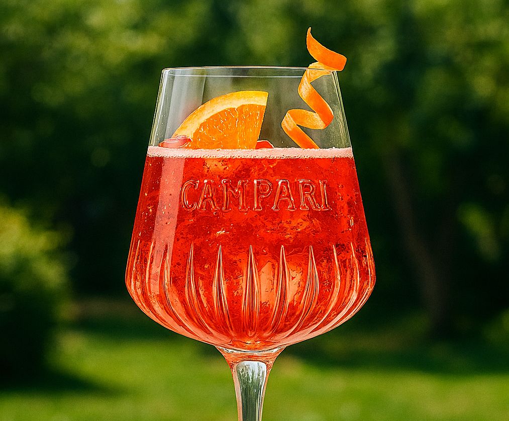 La mezcla perfecta de dos licores italianos, Campari y vermut, con soda