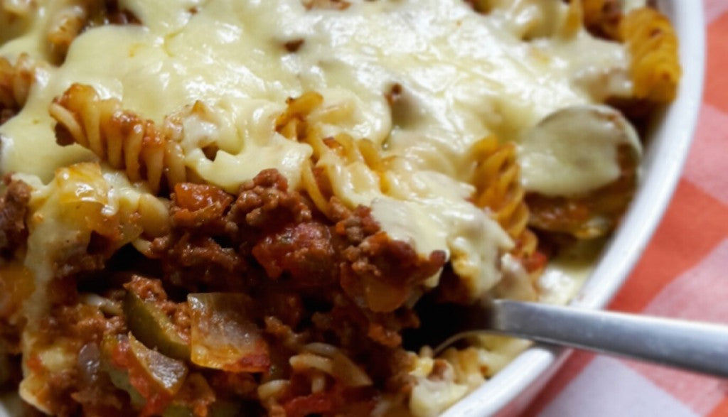 Una reconfortante cazuela con carne picada, pasta y cheddar fundente