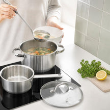 Soep opscheppen uit de Cooking RVS kookpan op inductie, met steelpan en glazen deksel