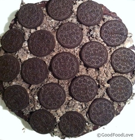 Una decadente tarta de chocolate con crema de mantequilla de Oreo