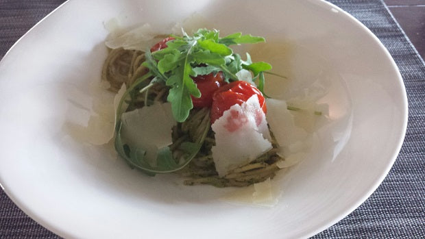 Pesto fresca y casera con piñones tostados y tomates cherry confitados