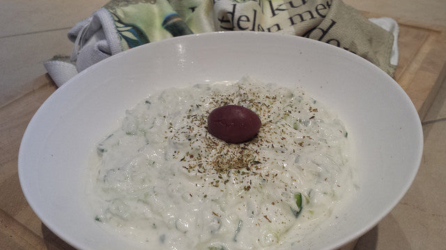 Cremosa, con mucho ajo y refrescante: así se hace la tzatziki como debe ser