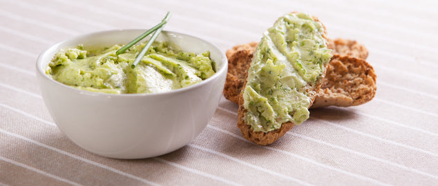 Mantequilla de hierbas casera con ajo, limón y hierbas frescas
