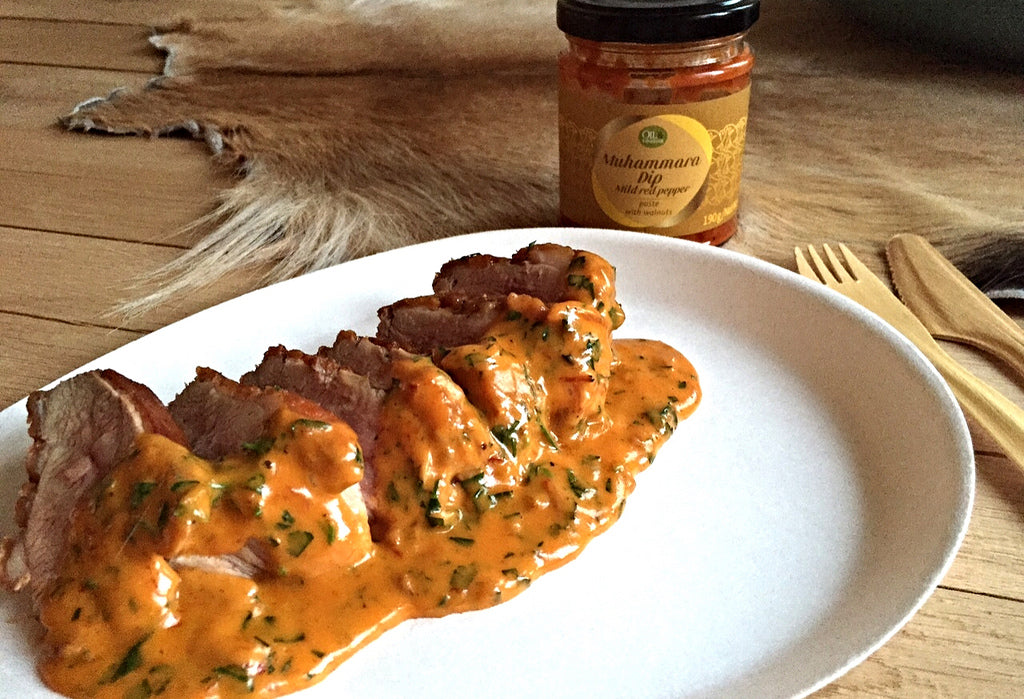 Pechuga de pato jugosa con una rica y especiada salsa de pimiento