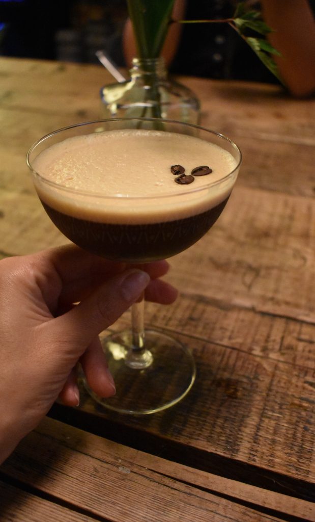 El cóctel perfecto para el aperitivo con espresso, vodka y una capa de espuma aterciopelada