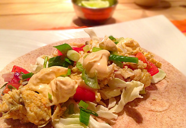 Wraps coloridos para montar tú mismo con platija especiada y una cremosa salsa de crème frâiche y harissa