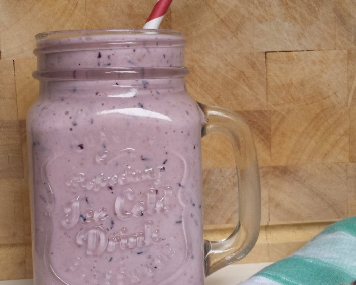 Un smoothie nutritivo con frutas, yogur y superalimentos para empezar el día con energía