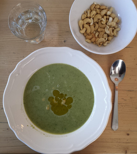 Una sopa cremosa y fresca llena de verduras y menta