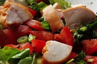 Una ensalada ligera y fresca con pollo ahumado y vinagre balsámico de frambuesa