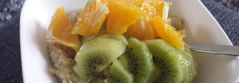 Un desayuno nutritivo y refrescante con avena, kiwi y naranja