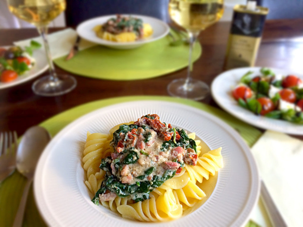Un cremoso plato de pasta con espinacas, ricotta y bacon crujiente