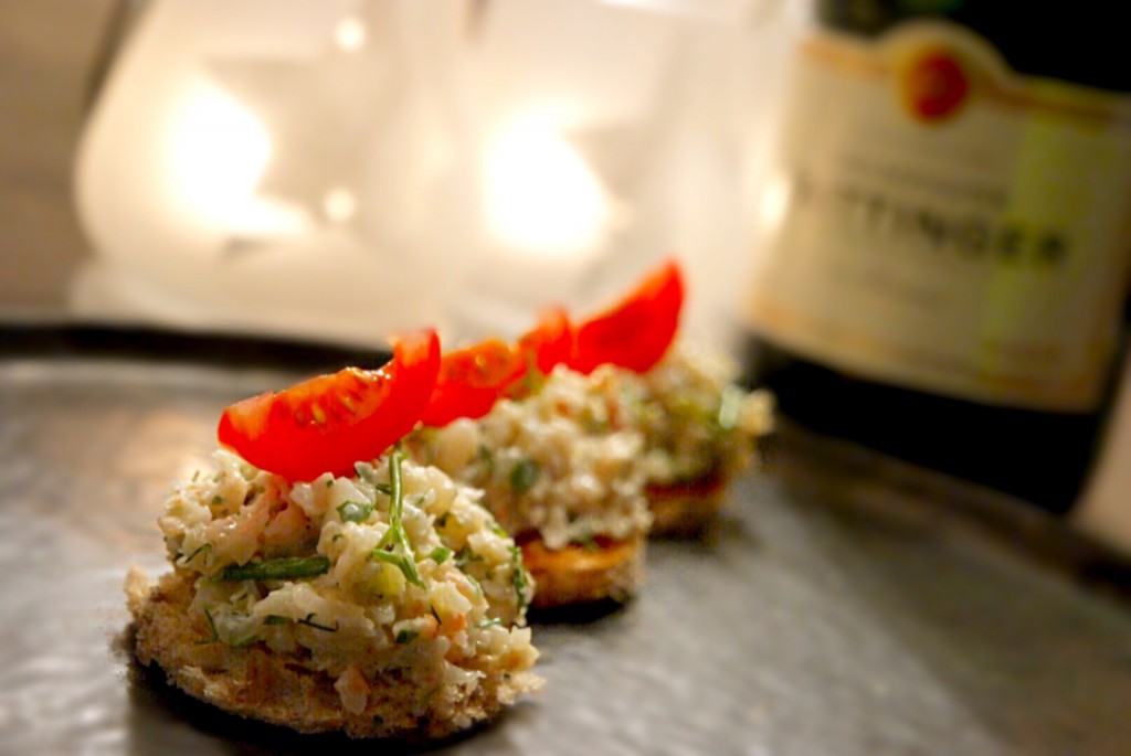 Un aperitivo refinado con un cremoso tartar de gambas sobre pan de ajo crujiente