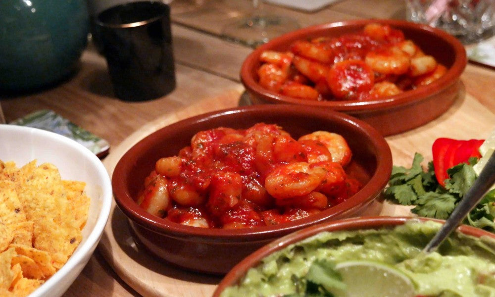 Plato rápido y sabroso con gambas jugosas en una salsa de tomate picante