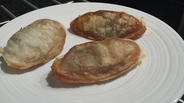 Dumplings crujientes al horno con gambas y cebolleta