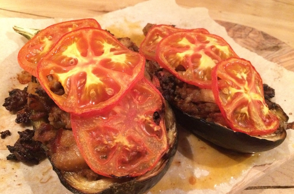 Un sabroso plato de berenjena rellena con carne picada de vacuno especiada y tomate fresco