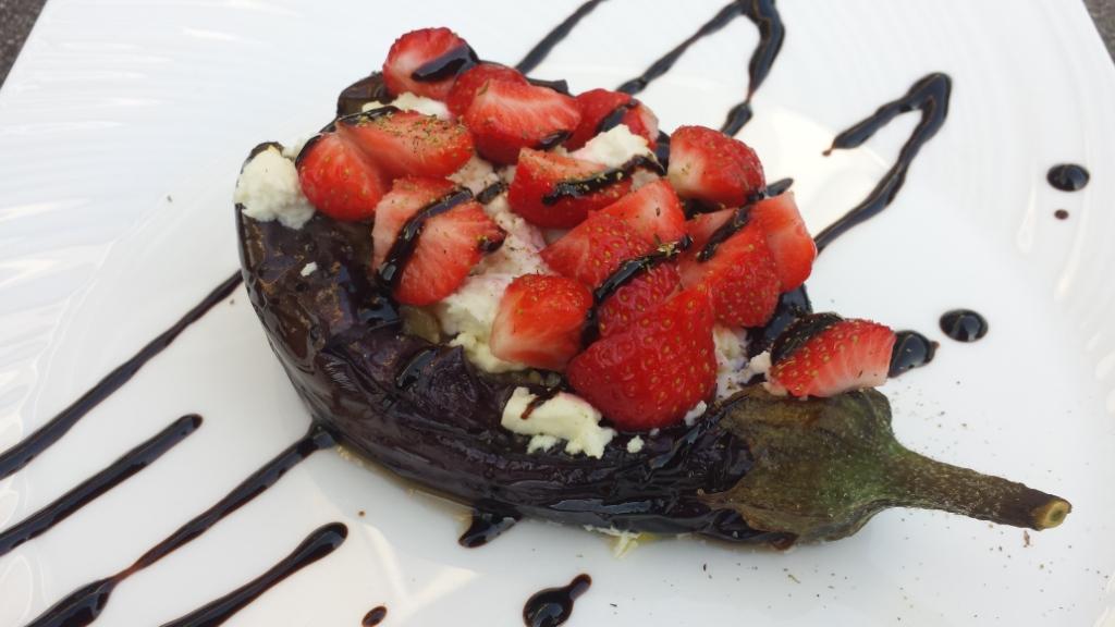 Una combinación sorprendente de berenjena asada, fresa dulce y feta salada