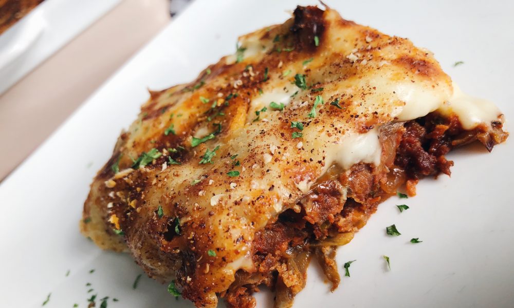 Un clásico gratinado griego con berenjena, carne picada especiada y cremosa bechamel