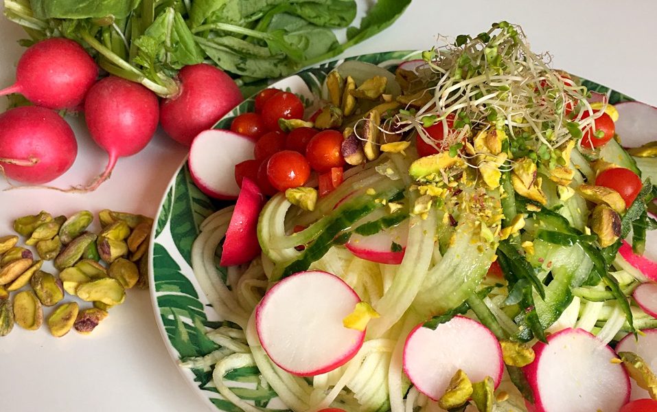 Verduras en espiral frescas con un toque picante