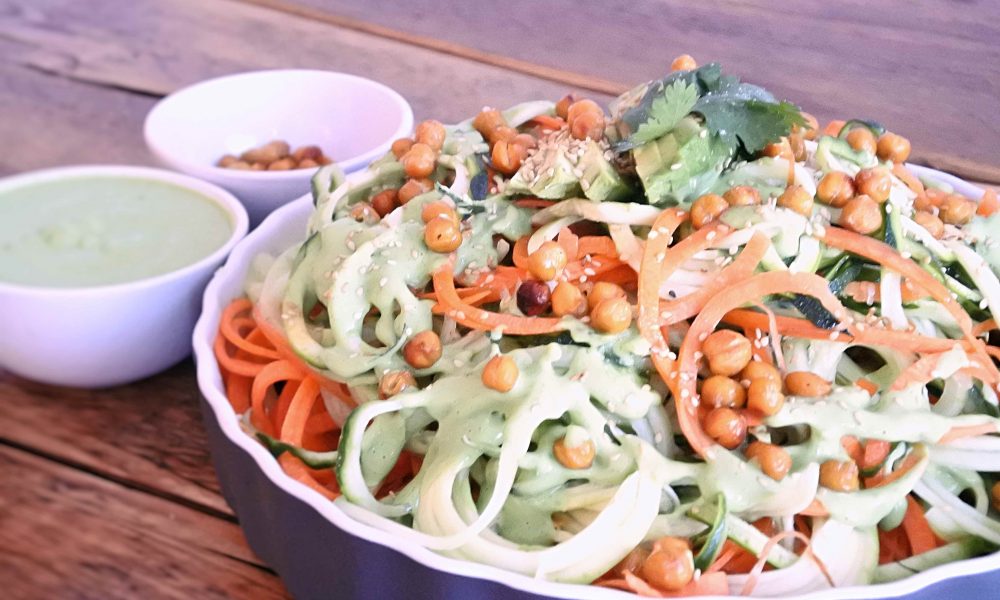 Espagueti fresco de verduras con garbanzos crujientes y un aderezo cremoso de cilantro