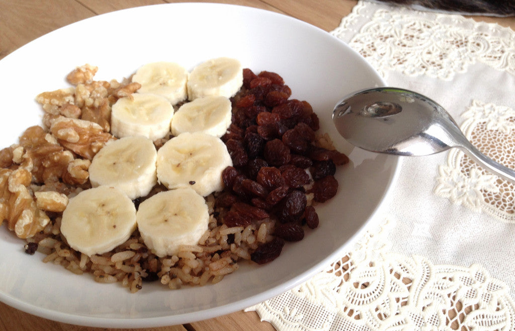 Un desayuno nutritivo y rápido con arroz, fruta y frutos secos
