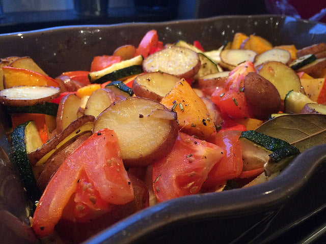 Una fuente al horno colorida llena de verduras otoñales