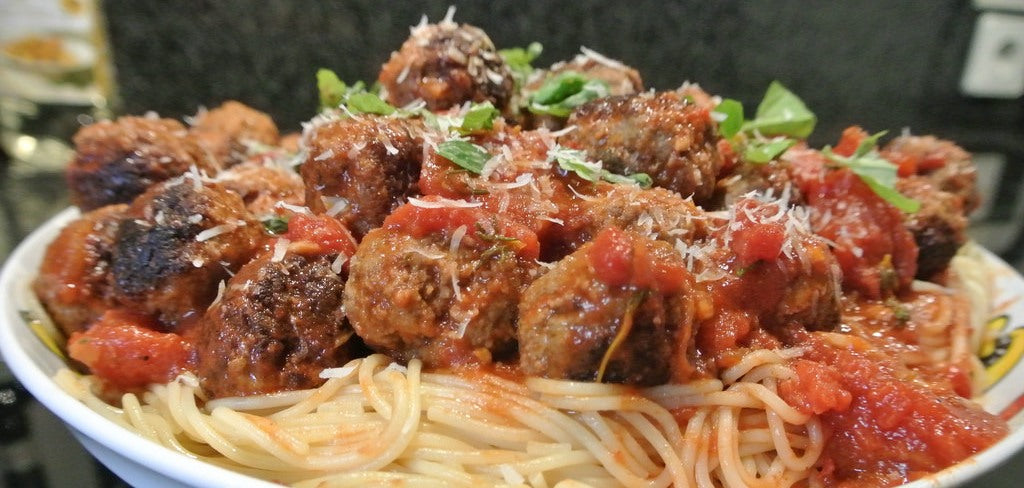Un clásico favorito italiano con jugosas albóndigas en una rica salsa de tomate