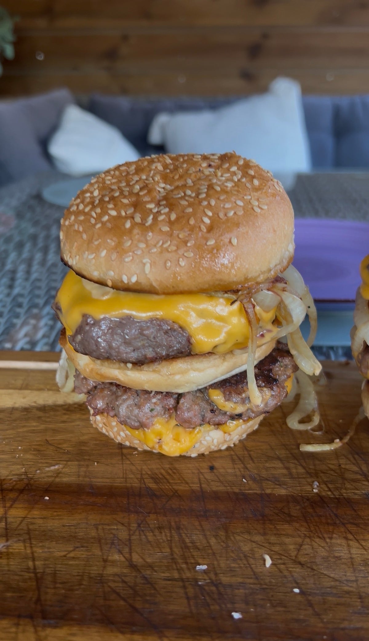 La icónica hamburguesa, pero más grande, más ahumada y hecha en la kamado