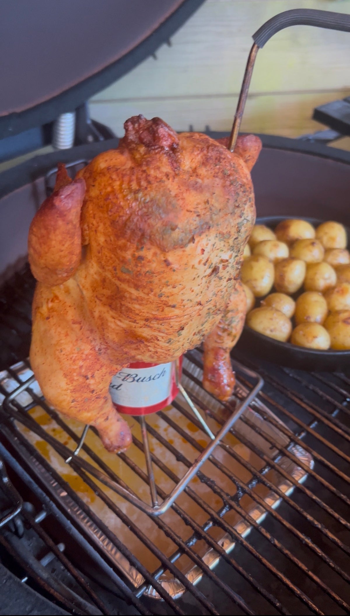 Jugosa por dentro, crujiente por fuera, directamente de la barbacoa.