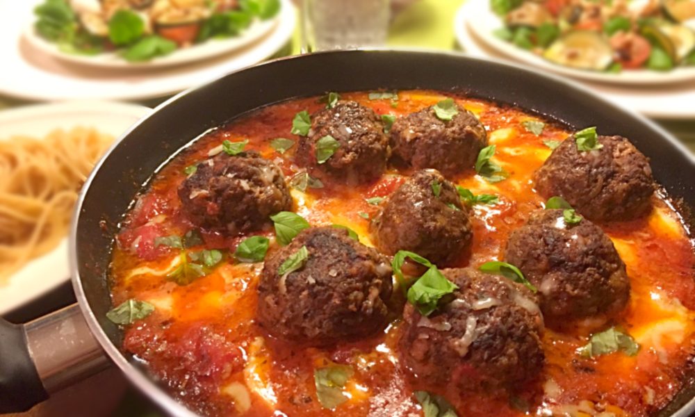 Albóndigas jugosas con una rica salsa de tomate y mozzarella