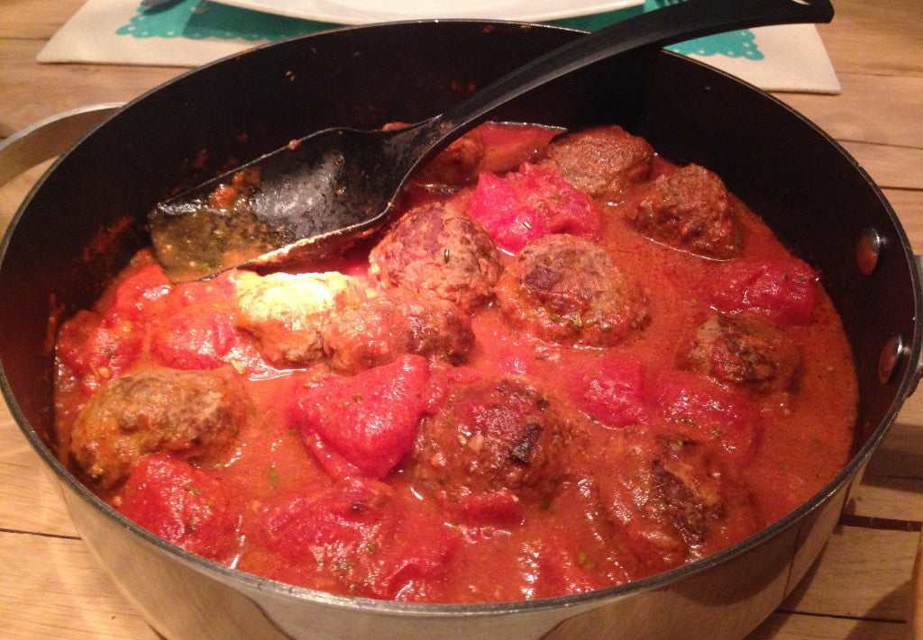 Jugosas albóndigas guisadas en una rica salsa de tomate italiana