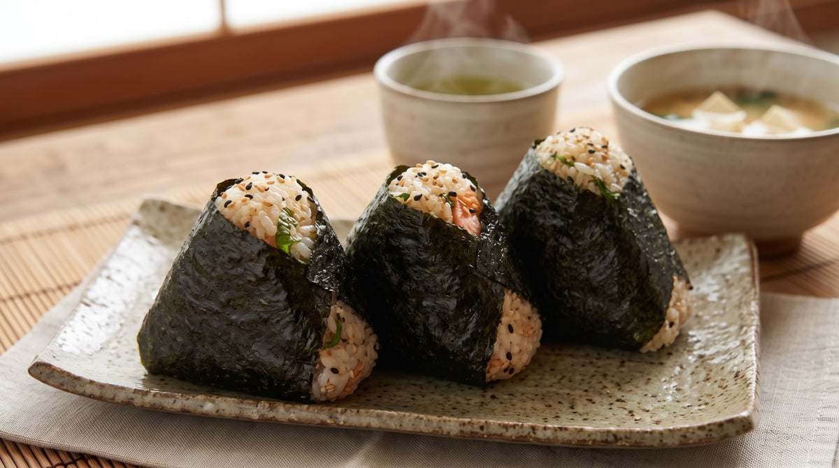 Bolas de arroz consistentes con un relleno sabroso, perfectas para el almuerzo o para una cena asiática