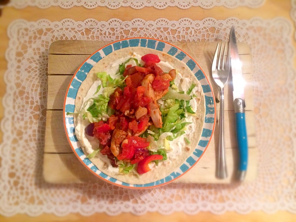 Pavo picante con chorizo, tomate fresco y escarola crujiente