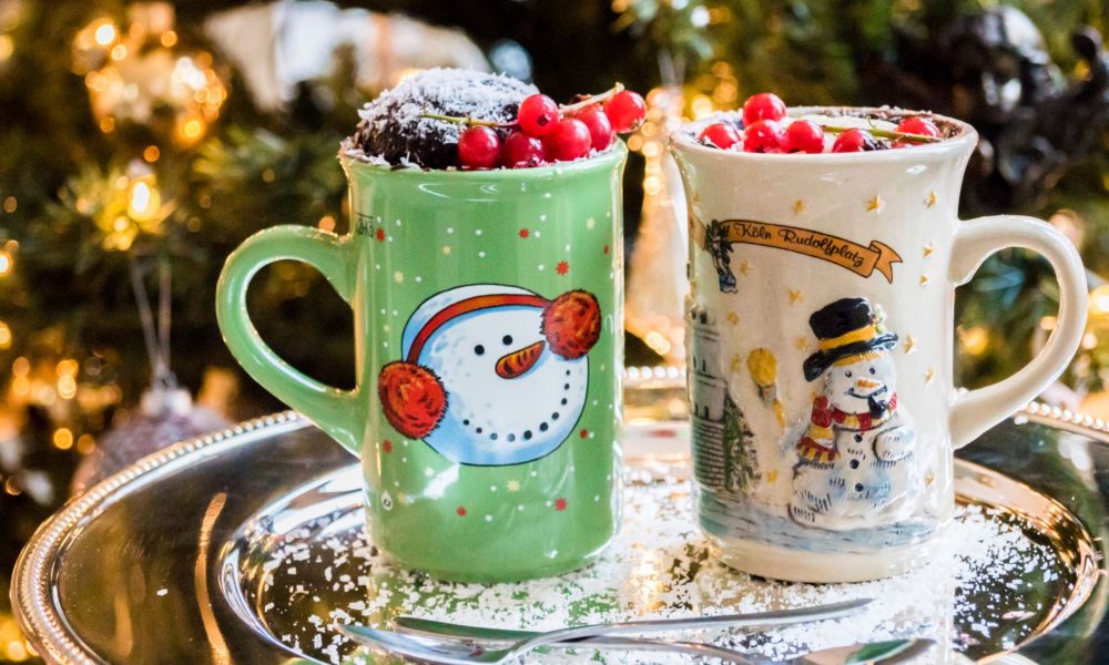 Una mugcake de chocolate festiva lista en un minuto